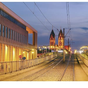 Stadtbahnbrücke mit Herz-Jesu-Kirche